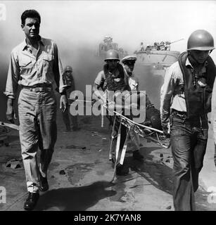 Cliff Robertson Film: PT 109 (1963) personaggi: Lt. John F. Kennedy regista: Martinson 19 giugno 1963 **AVVERTENZA** questa fotografia è solo per uso editoriale ed è copyright di WARNER e/o del fotografo assegnato dalla Film o dalla Production Company e può essere riprodotta solo da pubblicazioni in concomitanza con la promozione del film di cui sopra. È richiesto un credito obbligatorio a WARNER. Il fotografo deve essere accreditato anche quando è noto. Nessun uso commerciale può essere concesso senza autorizzazione scritta da parte della Film Company. Foto Stock