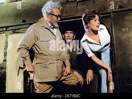 Claude Rains, Michael Rennie & Jill St. John Film: The Lost World (USA 1960) personaggi: Professor George Edward Challenger, Lord John Roxton, Jennifer Holmes (come Jill St.John) / Titel Auch: 'Urupara - Die Versunkene Welt' regista: Irwin Allen 13 luglio 1960 **AVVERTENZA** questa fotografia è solo per uso editoriale ed è copyright di IRWIN ALLEN PRODUCTIONS e/o del fotografo assegnato dalla Film o dalla Production Company e può essere riprodotta solo da pubblicazioni in concomitanza con la promozione del film di cui sopra. È richiesto un credito obbligatorio per IRWIN ALLEN PRODUCTIONS. Il Photographe Foto Stock