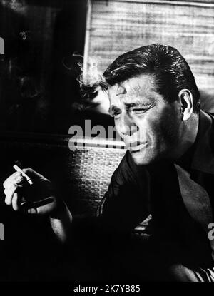 George Segal Film: Re Rat (1960) personaggi: Il re corporale: Il capanno americano regista: Bryan Forbes 27 ottobre 1965 **AVVERTENZA** questa fotografia è solo per uso editoriale ed è copyright delle IMMAGINI COLUMBIA e/o del fotografo assegnato dalla Film o dalla Production Company e può essere riprodotta solo da pubblicazioni in concomitanza con la promozione del film di cui sopra. È richiesto un credito obbligatorio per LE FOTO DI COLUMBIA. Il fotografo deve essere accreditato anche quando è noto. Nessun uso commerciale può essere concesso senza autorizzazione scritta da parte della Film Company. Foto Stock