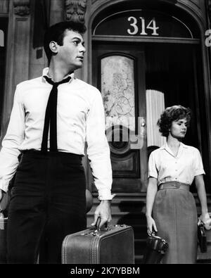 Tony Curtis & Debbie Reynolds Film: The Rat Race (USA 1960) personaggi: Pete Hammond Jr., Peggy Brown regista: Robert Mulligan 10 luglio 1960 **AVVERTENZA** questa fotografia è solo per uso editoriale ed è copyright di IMMAGINI DI PRIMARIA IMPORTANZA e/o del fotografo assegnato dalla Film o dalla Società di produzione e può essere riprodotta solo da pubblicazioni in concomitanza con la promozione del film di cui sopra. È richiesto un credito obbligatorio per LE FOTO DI PARAMOUNT. Il fotografo deve essere accreditato anche quando è noto. Nessun uso commerciale può essere concesso senza autorizzazione scritta da parte della Film Company. Foto Stock