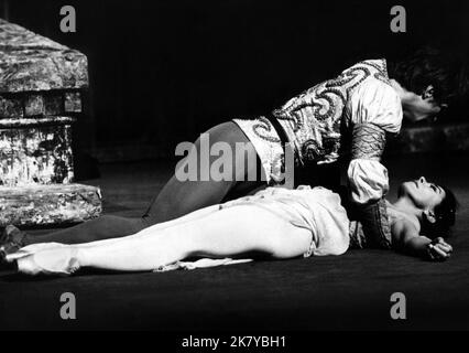 Margot Fonteyn & Rudolf Nureyev Film Romeo & Giulietta (1966) personaggi: Giulietta, Romeo regista: Paul Czinner 05 ottobre 1966 **ATTENZIONE** questa fotografia è ad uso esclusivamente editoriale ed è copyright di EM e/o del fotografo assegnato dalla Film o Production Company e può essere riprodotta solo da pubblicazioni in concomitanza con la promozione del suddetto Film. È richiesto un credito obbligatorio per EM. Il fotografo deve essere accreditato anche se conosciuto. Nessun uso commerciale può essere concesso senza l'autorizzazione scritta di The Film Company. Foto Stock