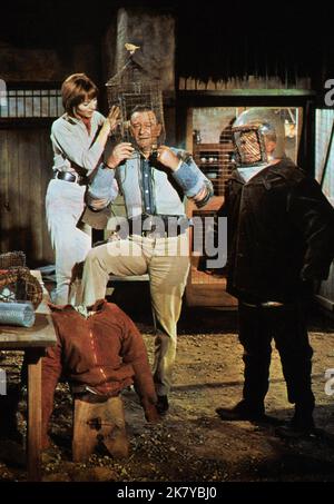 Elsa Martinelli, John Wayne & Hardy Kruger Film: Hatari! (1962) personaggi: Anna Maria 'Dallas' D'Allesandro, Sean Mercer, Kurt Muller (come Hardy Kruger) regista: Howard Hawks 19 Giugno 1962 **AVVERTENZA** questa fotografia è solo per uso editoriale ed è copyright di MALABAR e/o del fotografo assegnato dalla Film o dalla Production Company e può essere riprodotta solo da pubblicazioni in concomitanza con la promozione del film di cui sopra. È richiesto un credito obbligatorio a MALABAR. Il fotografo deve essere accreditato anche quando è noto. Nessun uso commerciale può essere concesso senza l'autorizzazione scritta di Foto Stock