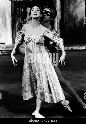 Rudolf Nureyev & Margot Fonteyn Film Romeo & Giulietta (1961) personaggi: Romeo, Giulietta regista: Paul Czinner 05 ottobre 1966 **ATTENZIONE** questa fotografia è ad uso esclusivamente editoriale ed è copyright di EM e/o del fotografo assegnato dalla Film o Production Company e può essere riprodotta solo da pubblicazioni in concomitanza con la promozione del suddetto Film. È richiesto un credito obbligatorio per EM. Il fotografo deve essere accreditato anche se conosciuto. Nessun uso commerciale può essere concesso senza l'autorizzazione scritta di The Film Company. Foto Stock