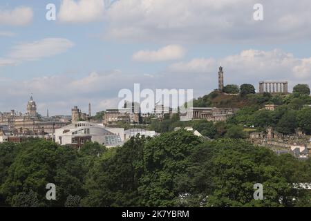 Paesaggio urbano di Edimburgo con Balmoral Hotel, W Hotel, Carlton Hill e Parlamento scozzese Scozia Giugno 2022 Foto Stock