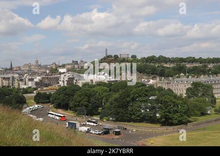 Paesaggio urbano di Edimburgo con Balmoral Hotel, W Hotel, Carlton Hill e Parlamento scozzese Scozia Giugno 2022 Foto Stock