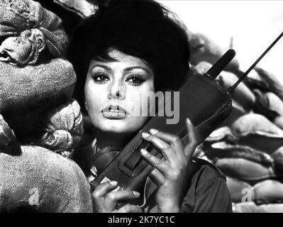 Sophia Loren Film: Judith; Conflict (ISR/USA/UK 1966) personaggi: judith regista: Daniel Mann 20 gennaio 1966 **AVVERTIMENTO** questa fotografia è solo per uso editoriale ed è copyright di WARNER BROS. E/o il fotografo assegnato dalla Film o dalla Società di produzione e può essere riprodotto solo da pubblicazioni in concomitanza con la promozione del film di cui sopra. Un credito obbligatorio a WARNER BROS. è obbligatorio. Il fotografo deve essere accreditato anche quando è noto. Nessun uso commerciale può essere concesso senza autorizzazione scritta da parte della Film Company. Foto Stock