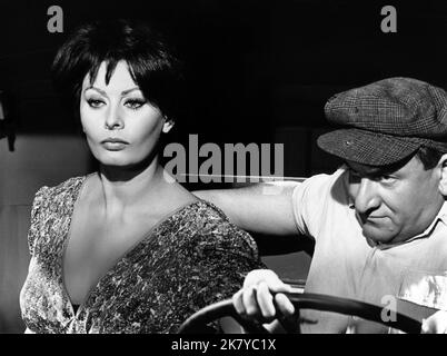 Sophia Loren Film: Judith; Conflict (ISR/USA/UK 1966) personaggi: Judith regista: Daniel Mann 20 gennaio 1966 **AVVERTIMENTO** questa fotografia è solo per uso editoriale ed è copyright di WARNER BROS. E/o il fotografo assegnato dalla Film o dalla Società di produzione e può essere riprodotto solo da pubblicazioni in concomitanza con la promozione del film di cui sopra. Un credito obbligatorio a WARNER BROS. è obbligatorio. Il fotografo deve essere accreditato anche quando è noto. Nessun uso commerciale può essere concesso senza autorizzazione scritta da parte della Film Company. Foto Stock