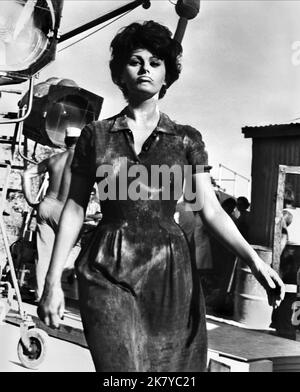 Sophia Loren Film: Judith; Conflict (ISR/USA/UK 1966) personaggi: JUDITH regista: Daniel Mann 20 gennaio 1966 **AVVERTIMENTO** questa fotografia è solo per uso editoriale ed è copyright di WARNER BROS. E/o il fotografo assegnato dalla Film o dalla Società di produzione e può essere riprodotto solo da pubblicazioni in concomitanza con la promozione del film di cui sopra. Un credito obbligatorio a WARNER BROS. è obbligatorio. Il fotografo deve essere accreditato anche quando è noto. Nessun uso commerciale può essere concesso senza autorizzazione scritta da parte della Film Company. Foto Stock