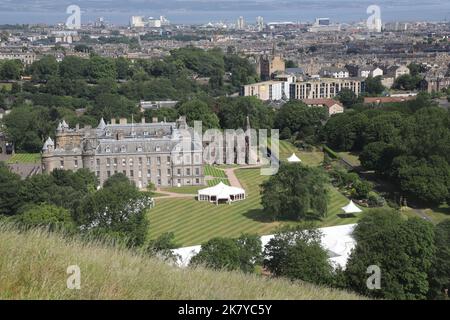 Veduta aerea di Hollyroodhouse Palace durante i rehersals per Holyrood Week Edimburgo Scozia Giugno 2022 Foto Stock