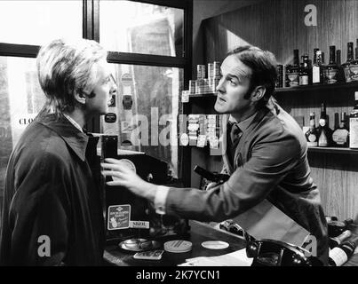 Eric Idle & John Cleese Television: Monty Python'S Flying Circus (TV-Serie) UK 1969-1974, 05 ottobre 1969 **AVVERTENZA** questa fotografia è solo per uso editoriale ed è copyright delle IMMAGINI BBCPYTHON (MONTY) e/o del fotografo assegnato dalla Film o dalla Production Company e può essere riprodotta solo da pubblicazioni in concomitanza con la promozione del film di cui sopra. È richiesto un credito obbligatorio per LE FOTO BBCPYTHON (MONTY). Il fotografo deve essere accreditato anche quando è noto. Nessun uso commerciale può essere concesso senza autorizzazione scritta da parte della Film Company. Foto Stock