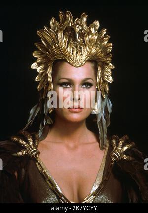 Ursula Andress Film: Lei (UK 1965) personaggi: Ayesha (lei che deve essere obbedita) regista: Robert Day 18 aprile 1965 **AVVERTENZA** questa fotografia è solo per uso editoriale ed è copyright di HAMMER e/o del fotografo assegnato dalla Film o dalla Production Company e può essere riprodotta solo da pubblicazioni in concomitanza con la promozione del film di cui sopra. È richiesto un credito obbligatorio per IL MARTELLO. Il fotografo deve essere accreditato anche quando è noto. Nessun uso commerciale può essere concesso senza autorizzazione scritta da parte della Film Company. Foto Stock