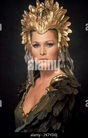 Ursula Andress Film: Lei (UK 1965) personaggi: Ayesha (lei che deve essere obbedita) regista: Robert Day 18 aprile 1965 **AVVERTENZA** questa fotografia è solo per uso editoriale ed è copyright di HAMMER e/o del fotografo assegnato dalla Film o dalla Production Company e può essere riprodotta solo da pubblicazioni in concomitanza con la promozione del film di cui sopra. È richiesto un credito obbligatorio per IL MARTELLO. Il fotografo deve essere accreditato anche quando è noto. Nessun uso commerciale può essere concesso senza autorizzazione scritta da parte della Film Company. Foto Stock