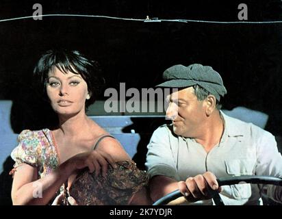 Sophia Loren Film: Judith; Conflict (ISR/USA/UK 1966) personaggi: Judith regista: Daniel Mann 20 gennaio 1966 **AVVERTIMENTO** questa fotografia è solo per uso editoriale ed è copyright di WARNER BROS. E/o il fotografo assegnato dalla Film o dalla Società di produzione e può essere riprodotto solo da pubblicazioni in concomitanza con la promozione del film di cui sopra. Un credito obbligatorio a WARNER BROS. è obbligatorio. Il fotografo deve essere accreditato anche quando è noto. Nessun uso commerciale può essere concesso senza autorizzazione scritta da parte della Film Company. Foto Stock