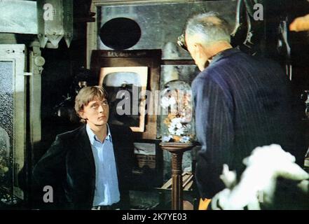 David Hemmings & Harry Hutchinson Film: Blow-Up; Blowup (UK/USA/IT 1966) personaggi: Thomas & Shopkeeper (non accreditato) regista: Michelangelo Antonioni 18 Dicembre 1966 **AVVERTENZA** questa fotografia è esclusivamente per uso editoriale ed è copyright di MGM e/o del fotografo assegnato dalla Società di produzione e può essere riprodotta solo da pubblicazioni in concomitanza con la promozione del film sopra citato. È richiesto un credito obbligatorio a MGM. Il fotografo deve essere accreditato anche quando è noto. Nessun uso commerciale può essere concesso senza autorizzazione scritta da parte della Film Company. Foto Stock