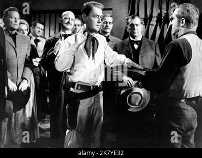 Scen con Alan Ladd Film: Un piede nell'inferno (1960) personaggi: CON Mitch Garrett regista: James B.Clark 11 settembre 1960 **AVVERTENZA** questa fotografia è solo per uso editoriale ed è copyright di 20 CENTURY KOX e/o del fotografo assegnato dalla Film o dalla Production Company e può essere riprodotta solo da pubblicazioni in concomitanza con la promozione del film di cui sopra. È richiesto un credito obbligatorio a 20 CENTURY KOX. Il fotografo deve essere accreditato anche quando è noto. Nessun uso commerciale può essere concesso senza autorizzazione scritta da parte della Film Company. Foto Stock