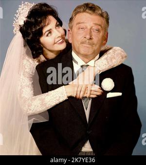 Ruth Warrick & Leon Ames Televisione: Padre della sposa (serie TV) personaggi: Eleanor USA 1961-1962, regista: 29 settembre 1961 **AVVERTENZA** questa fotografia è esclusivamente per uso editoriale ed è copyright di CBS e/o del fotografo assegnato dalla Film o dalla Production Company e può essere riprodotta solo da pubblicazioni in concomitanza con la promozione del film di cui sopra. È richiesto un credito obbligatorio a CBS. Il fotografo deve essere accreditato anche quando è noto. Nessun uso commerciale può essere concesso senza autorizzazione scritta da parte della Film Company. Foto Stock