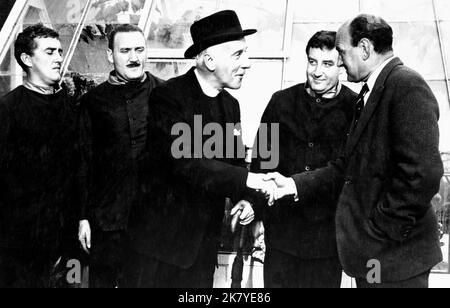 Bernard Cribbins, David Lodge, Wilfrid Hyde-White, Peter Sellers e Maurice Denham Film: Two-Way Stretch (1969) personaggi: Lennie Price, Jelly Knight, Sapy Stevens, Dodger Lane e il Governor Director: Robert Day 20 dicembre 1960 **AVVERTENZA** questa fotografia è solo per uso editoriale ed è copyright di BRITISH LION e/o del fotografo assegnato dalla Film o Production Company e può essere riprodotta solo da pubblicazioni in concomitanza con la promozione del film di cui sopra. È richiesto un credito obbligatorio a BRITISH LION. Il fotografo deve essere accreditato anche quando è noto. Non commerciale Foto Stock