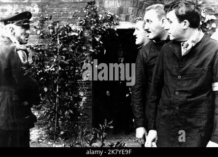 Lionel Jeffries, Bernard Cribbins, David Lodge & Peter Sellers Film: Two-Way Stretch (1960) personaggi: Chief P.O. Crout, Lennie Price, Jelly Knight e Dodger Lane Direttore: Robert Day 20 dicembre 1960 **AVVERTENZA** questa fotografia è solo per uso editoriale ed è copyright di BRITISH LION e/o del fotografo assegnato dalla Film o Production Company e può essere riprodotta solo da pubblicazioni in concomitanza con la promozione del film di cui sopra. È richiesto un credito obbligatorio a BRITISH LION. Il fotografo deve essere accreditato anche quando è noto. Nessun uso commerciale può essere concesso senza WR Foto Stock