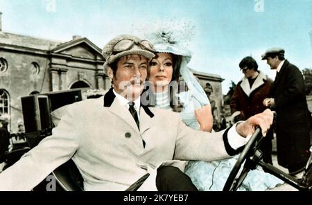 Roger Moore & Martha Hyer Film Crossplot (Regno Unito 1969) personaggi: Gary Fenn & Jo Grinling regista: Alvin Rakoff 25 novembre 1969 **ATTENZIONE** questa fotografia è ad uso esclusivamente editoriale ed è copyright di UNITED ARTISTS e/o The Photographer assegnato dalla Film or Production Company e può essere riprodotta solo da pubblicazioni in concomitanza con la promozione del suddetto Film. È richiesto un credito obbligatorio per GLI ARTISTI UNITI. Il fotografo deve essere accreditato anche se conosciuto. Nessun uso commerciale può essere concesso senza l'autorizzazione scritta di The Film Company. Foto Stock