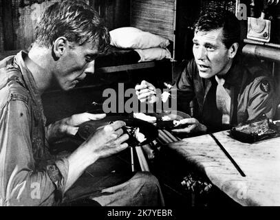 James Fox & George Segal Film: Re Rat (1962) personaggi: Peter Marlowe: Hut 16 & Corporal King: The American Hut regista: Bryan Forbes 27 ottobre 1965 **AVVERTENZA** questa fotografia è solo per uso editoriale ed è copyright delle IMMAGINI COLUMBIA e/o del fotografo assegnato dalla Film o dalla Production Company e può essere riprodotta solo da pubblicazioni in concomitanza con la promozione del film di cui sopra. È richiesto un credito obbligatorio per LE FOTO DI COLUMBIA. Il fotografo deve essere accreditato anche quando è noto. Nessun uso commerciale può essere concesso senza autorizzazione scritta da parte del Compa pellicola Foto Stock