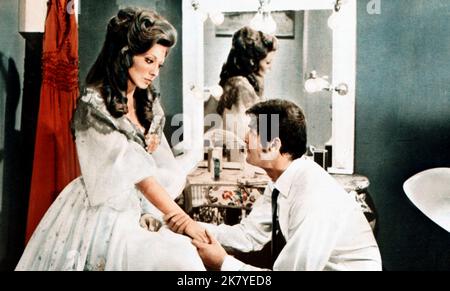 Martha Hyer & Roger Moore Film Crossplot (Regno Unito 1969) personaggi: Gary Fenn & Jo Grinling regista: Alvin Rakoff 25 novembre 1969 **ATTENZIONE** questa fotografia è solo per uso editoriale ed è copyright di UNITED ARTISTS e/o The Photographer assegnato dalla Film or Production Company e può essere riprodotta solo da pubblicazioni in concomitanza con la promozione del suddetto Film. È richiesto un credito obbligatorio per GLI ARTISTI UNITI. Il fotografo deve essere accreditato anche se conosciuto. Nessun uso commerciale può essere concesso senza l'autorizzazione scritta di The Film Company. Foto Stock