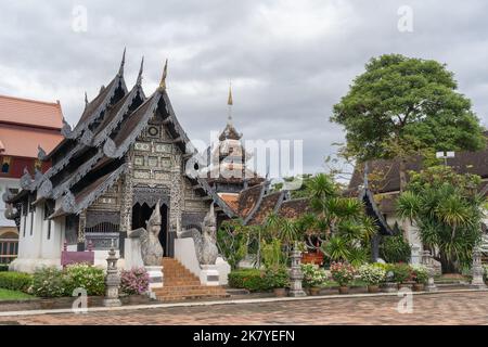 Vista panoramica dei tradizionali edifici del tempio buddista in stile Lanna sui terreni dell'antico punto di riferimento Wat Chedi Luang, Chiang mai, Thailandia Foto Stock