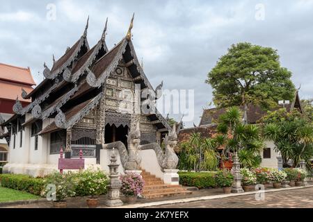 Vista panoramica dei tradizionali edifici del tempio buddista in stile Lanna presso il famoso storico Wat Chedi Luang, Chiang mai, Thailandia Foto Stock