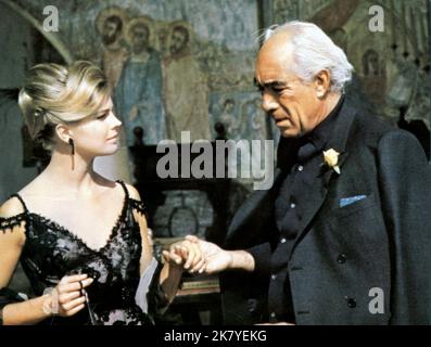 Candice Bergen & Anthony Quinn Film: The Magus (1968) personaggi: Lily & Maurice Conchis regista: Guy Green 10 dicembre 1968 **AVVERTENZA** questa fotografia è solo per uso editoriale ed è copyright della Film Company e/o del fotografo assegnato dalla Film o dalla Production Company e può essere riprodotta solo da pubblicazioni in concomitanza con la promozione del film di cui sopra. È richiesto un credito obbligatorio alla società cinematografica. Il fotografo deve essere accreditato anche quando è noto. Nessun uso commerciale può essere concesso senza autorizzazione scritta da parte della Film Company. Foto Stock