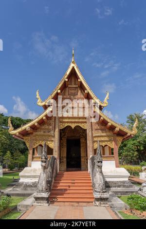 Splendida vista frontale dello storico viharn Lai Kham all'interno del complesso del famoso tempio buddista Wat Phra Singh, Chiang mai, Thailandia Foto Stock