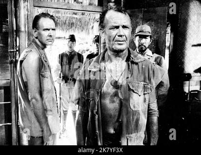 Gerald SIM, John Mills & Dale Isimoto Film: Re Rat (1960) personaggi: Il col. Jones: Gli alti funzionari, col. George Smedley-Taylor: Gli alti funzionari & Yoshima: Il direttore giapponese: Bryan Forbes 27 ottobre 1965 **AVVERTENZA** questa fotografia è solo per uso editoriale ed è copyright delle IMMAGINI COLUMBIA e/o del fotografo assegnato dalla Film o dalla Production Company e può essere riprodotta solo da pubblicazioni in concomitanza con la promozione del film di cui sopra. È richiesto un credito obbligatorio per LE FOTO DI COLUMBIA. Il fotografo deve essere accreditato anche quando è noto. Nessuna commercio Foto Stock