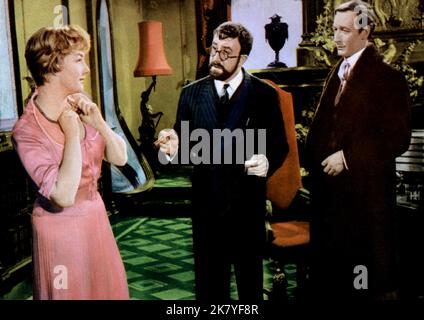 Joan Sims, Peter Sellers & John Neville Film: Sig. Topaze; i Like Money (UK 1962) personaggi: Colette, Auguste Topaze & Roger regista: Peter Sellers 04 aprile 1961 **AVVERTENZA** questa fotografia è solo per uso editoriale ed è copyright di 20th CENTURY FOX e/o del fotografo assegnato dalla Film o dalla Production Company e può essere riprodotta solo da pubblicazioni in concomitanza con la promozione del film di cui sopra. È richiesto un credito obbligatorio a 20th CENTURY FOX. Il fotografo deve essere accreditato anche quando è noto. Nessun uso commerciale può essere concesso senza l'autorizzazione scritta del film Foto Stock