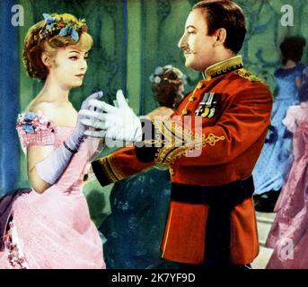 Dany Robin & Peter Sellers Film: Waltz dei Toreadors (1962) personaggi: Ghislaine & Gen. Leo Fitzjohn regista: John Guillermin 13 agosto 1962 **AVVERTENZA** questa fotografia è solo per uso editoriale ed è copyright della RANK ORGANISATION e/o del fotografo assegnato dalla Film o dalla Production Company e può essere riprodotta solo da pubblicazioni in concomitanza con la promozione del film di cui sopra. È richiesto un credito obbligatorio per L'ORGANIZZAZIONE DI CLASSIFICA. Il fotografo deve essere accreditato anche quando è noto. Nessun uso commerciale può essere concesso senza autorizzazione scritta da parte del Compa pellicola Foto Stock