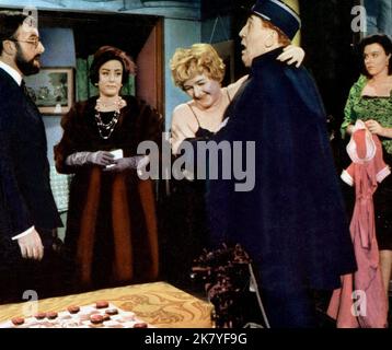 Peter Sellers, Joan Sims & Thomas Gallagher Film: Sig. Topaze; i Like Money (UK 1962) personaggi: Auguste Topaze,Colette & poliziotto (non accreditato) regista: Peter Sellers 04 aprile 1961 **AVVERTENZA** questa fotografia è solo per uso editoriale ed è copyright di 20th CENTURY FOX e/o del fotografo assegnato dalla Film o dalla Production Company e può essere riprodotta solo da pubblicazioni in concomitanza con la promozione del film di cui sopra. È richiesto un credito obbligatorio a 20th CENTURY FOX. Il fotografo deve essere accreditato anche quando è noto. Nessun uso commerciale può essere concesso senza au scritto Foto Stock