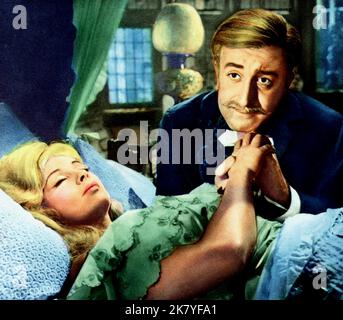 Dany Robin & Peter Sellers Film: Waltz dei Toreadors (1962) personaggi: Ghislaine & Gen. Leo Fitzjohn regista: John Guillermin 13 agosto 1962 **AVVERTENZA** questa fotografia è solo per uso editoriale ed è copyright della RANK ORGANISATION e/o del fotografo assegnato dalla Film o dalla Production Company e può essere riprodotta solo da pubblicazioni in concomitanza con la promozione del film di cui sopra. È richiesto un credito obbligatorio per L'ORGANIZZAZIONE DI CLASSIFICA. Il fotografo deve essere accreditato anche quando è noto. Nessun uso commerciale può essere concesso senza autorizzazione scritta da parte del Compa pellicola Foto Stock