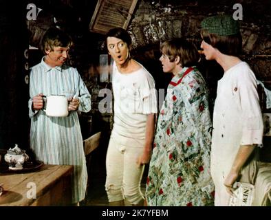 Tommy Steele & Grover Dale Film: Mezzo Sesspence (1967) personaggi: Arthur Kipps & Pearce regista: George Sidney 20 febbraio 1967 **AVVERTENZA** questa fotografia è solo per uso editoriale ed è copyright delle IMMAGINI DI PRIMARIA IMPORTANZA e/o del fotografo assegnato dalla Film o dalla Production Company e può essere riprodotta solo da pubblicazioni in concomitanza con la promozione del film di cui sopra. È richiesto un credito obbligatorio per LE FOTO DI PARAMOUNT. Il fotografo deve essere accreditato anche quando è noto. Nessun uso commerciale può essere concesso senza autorizzazione scritta da parte della Film Company. Foto Stock