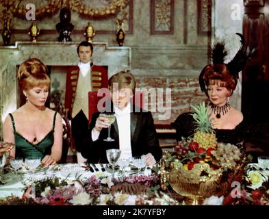 Julia Foster & Tommy Steele Film: Mezzo A Sixpence (1968) personaggi: Ann & Arthur Kipps regista: George Sidney 20 febbraio 1967 **AVVERTENZA** questa fotografia è solo per uso editoriale ed è copyright delle IMMAGINI DI PRIMARIA IMPORTANZA e/o del fotografo assegnato dalla Film o dalla Production Company e può essere riprodotta solo da pubblicazioni in concomitanza con la promozione del film di cui sopra. È richiesto un credito obbligatorio per LE FOTO DI PARAMOUNT. Il fotografo deve essere accreditato anche quando è noto. Nessun uso commerciale può essere concesso senza autorizzazione scritta da parte della Film Company. Foto Stock