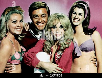 Shelley Fabares, Bill Bixby, Angelique Pettyjohn & Suzie Kaye Film: Clambake (USA 1967) personaggi: Dianne carter,James J. Jamison III,Gloria & Sally regista: Arthur H. Nadel 18 ottobre 1967 **AVVERTENZA** questa fotografia è solo per uso editoriale ed è copyright di UNITED ARTISTS e/o del fotografo assegnato dalla Film o dalla Production Company e può essere riprodotta solo da pubblicazioni in concomitanza con la promozione del film di cui sopra. È richiesto un credito obbligatorio per GLI ARTISTI UNITI. Il fotografo deve essere accreditato anche quando è noto. Nessun uso commerciale può essere concesso senza scrittura Foto Stock