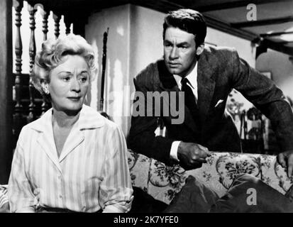 Ursula Jeans & Bill Travers Film The Green Helmet (1966) personaggi: Mrs. Rafferty & Rafferty regista: Michael Forlong 20 aprile 1961 **WARNING** questa fotografia è solo per uso editoriale ed è copyright di METRO-GOLDWYN-MAYER e/o il fotografo assegnato dalla Film o Production Company e può essere riprodotta solo da pubblicazioni in concomitanza con la promozione del suddetto Film. È richiesto un credito obbligatorio per METRO-GOLDWYN-MAYER. Il fotografo deve essere accreditato anche se conosciuto. Nessun uso commerciale può essere concesso senza l'autorizzazione scritta di The Film Company. Foto Stock