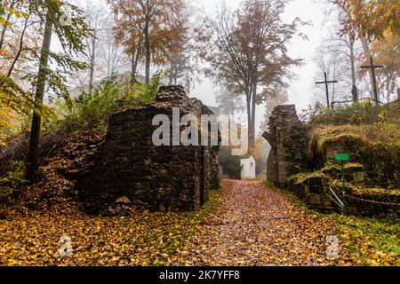 Vista autunnale della porta del castello di Potstejn, Repubblica Ceca Foto Stock