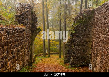 Vista autunnale della porta rovinata del castello di Potstejn, Repubblica Ceca Foto Stock