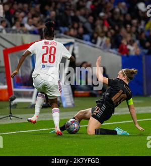 Lione, Francia. 19th Ott 2022. Lione, Francia, 19th 2022 ottobre: Kim Little (10 Arsenal) affronta Melvine Malard (28 Olympique Lyonnais) durante la partita di calcio UEFA Womens Champions League tra Olympique Lyonnais e Arsenal al Groupama Stadium di Lione, Francia. (James Whitehead/SPP) Credit: SPP Sport Press Photo. /Alamy Live News Foto Stock