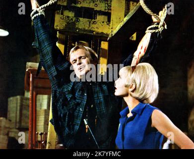 David McCallum & Janet Leigh Film: The Spy in the Green Hat; Man from U.N.C.L.E. (USA 1967) caratteri: Illya Kuryakin & Miss Diketon / Onkel, 'O.N.K.E.L', 'U.N.C.L.E.' Regista: Joseph Sargent 03 febbraio 1967 **AVVERTENZA** questa fotografia è solo per uso editoriale ed è copyright di MGM e/o del fotografo assegnato dalla Film o dalla Production Company e può essere riprodotta solo da pubblicazioni in concomitanza con la promozione del film di cui sopra. È richiesto un credito obbligatorio a MGM. Il fotografo deve essere accreditato anche quando è noto. Nessun uso commerciale può essere concesso senza scritto Foto Stock