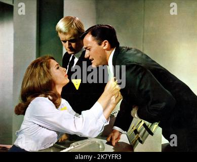 Leticia Roman, David McCallum & Robert Vaughn Film: The Spy in the Green Hat; Man from U.N.C.L.E. (USA 1967) caratteri: , Illya Kuryakin & Napoleon solo / Onkel, 'O.N.K.E.L', 'U.N.C.L.E.' Regista: Joseph Sargent 03 febbraio 1967 **AVVERTENZA** questa fotografia è solo per uso editoriale ed è copyright di MGM e/o del fotografo assegnato dalla Film o dalla Production Company e può essere riprodotta solo da pubblicazioni in concomitanza con la promozione del film di cui sopra. È richiesto un credito obbligatorio a MGM. Il fotografo deve essere accreditato anche quando è noto. Non può essere concesso alcun uso commerciale Foto Stock