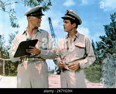 Ty Hardin & Cliff Robertson Film: PT 109 (1960) personaggi: ENS. Leonard J. Thom & Lt. John F. Kennedy Direttore: Martinson 19 giugno 1963 **AVVERTENZA** questa fotografia è solo per uso editoriale ed è copyright di WARNER e/o del fotografo assegnato dalla Film o dalla Production Company e può essere riprodotta solo da pubblicazioni in concomitanza con la promozione del film di cui sopra. È richiesto un credito obbligatorio a WARNER. Il fotografo deve essere accreditato anche quando è noto. Nessun uso commerciale può essere concesso senza autorizzazione scritta da parte della Film Company. Foto Stock