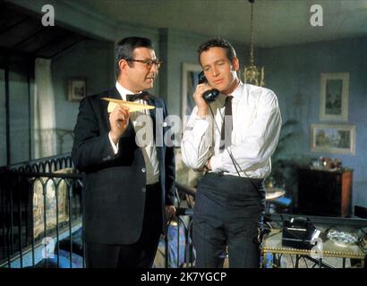 Marvin Kaplan & Paul Newman Film: A New Kind of Love (USA 1963) personaggi: Harry & Steve Sherman regista: Melville Shavelson 10 ottobre 1963 **AVVERTENZA** questa fotografia è solo per uso editoriale ed è copyright di PARAMOUNT e/o del fotografo assegnato dalla Film o dalla Production Company e può essere riprodotta solo da pubblicazioni in concomitanza con la promozione del film di cui sopra. È richiesto un credito obbligatorio a PARAMOUNT. Il fotografo deve essere accreditato anche quando è noto. Nessun uso commerciale può essere concesso senza autorizzazione scritta da parte della Film Company. Foto Stock