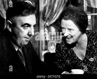 Milo o'Shea & Phyllis Diller Film The Adding Machine (1961) Characters: & Mrs. Zero Director: Jerome Epstein 23 September 1969 **WARNING** questa fotografia è solo per uso editoriale ed è copyright della UNIVERSAL e/o del fotografo assegnato dalla Film o Production Company e può essere riprodotta solo da pubblicazioni in concomitanza con la promozione del suddetto Film. È richiesto un credito obbligatorio a UNIVERSAL. Il fotografo deve essere accreditato anche se conosciuto. Nessun uso commerciale può essere concesso senza l'autorizzazione scritta di The Film Company. Foto Stock