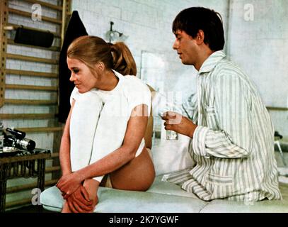 Jane fonda & Peter McEnery Film il gioco è finito; la Curee (1962) personaggi: Renee Saccard & Maxime Saccard regista: Roger Vadim 22 giugno 1966 **ATTENZIONE** questa fotografia è solo per uso editoriale ed è copyright della Film Company e/o del fotografo assegnato dalla Film o Production Company e può essere riprodotta solo da pubblicazioni in concomitanza con la promozione del suddetto film. È richiesto un credito obbligatorio alla Film Company. Il fotografo deve essere accreditato anche se conosciuto. Nessun uso commerciale può essere concesso senza l'autorizzazione scritta di The Film Company. Foto Stock