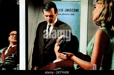 David Janssen, Steve Allen & Stefanie Powers Film: Warning Shot (1967) personaggi: SGT. Tom Valens, Perry Knowland & Liz Thayer regista: Buzz Kulik 18 gennaio 1967 **AVVERTENZA** questa fotografia è solo per uso editoriale ed è copyright di PARAMOUNT e/o del fotografo assegnato dalla Film o dalla Production Company e può essere riprodotta solo da pubblicazioni in concomitanza con la promozione del film di cui sopra. È richiesto un credito obbligatorio a PARAMOUNT. Il fotografo deve essere accreditato anche quando è noto. Nessun uso commerciale può essere concesso senza autorizzazione scritta da parte della Film Company. Foto Stock