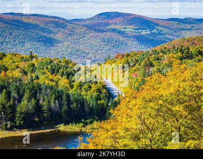 La strada si snoda attraverso l'Appalachian Gap, un passo di montagna nelle Green Mountains del Vermont, in colori luminosi fogliame autunnale Foto Stock
