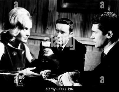 Shirley Eaton & Mickey Spillane Film: The Girl Hunters (1963) personaggi: Laura Knapp & Mike Hammer regista: Roy Rowland 01 giugno 1963 **AVVERTENZA** questa fotografia è solo per uso editoriale ed è copyright della Film Company e/o del fotografo assegnato dalla Film o dalla Production Company e può essere riprodotta solo da pubblicazioni in concomitanza con la promozione del film di cui sopra. È richiesto un credito obbligatorio alla società cinematografica. Il fotografo deve essere accreditato anche quando è noto. Nessun uso commerciale può essere concesso senza autorizzazione scritta da parte della Film Company. Foto Stock